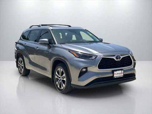 Certified 2026 Toyota Highlander XLE AWD/4WD image 3
