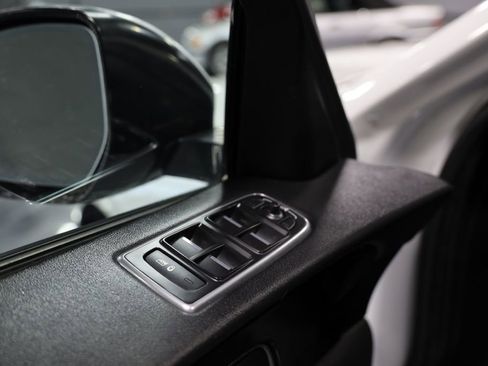 Used 2017 Jaguar F-PACE Premium image 11