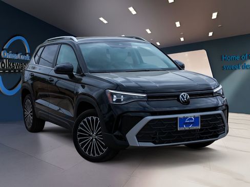 New 2026 Volkswagen Taos SE FWD image 3