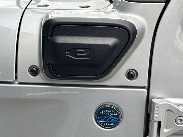 Used 2023 Jeep Wrangler Unlimited Sahara AWD/4WD image 11