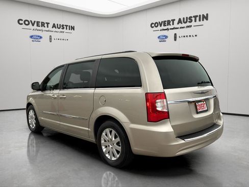 Used 2016 Chrysler Town & Country Touring image 3