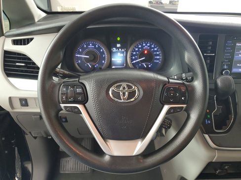Used 2020 Toyota Sienna LE w/ Carpet Mat Package FWD image 20