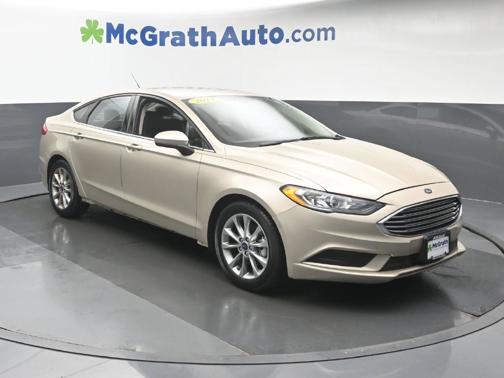 Used 2017 Ford Fusion SE w/ Fusion SE Technology Package FWD image 2