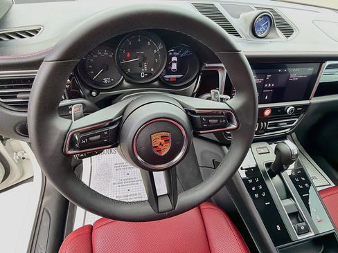 Used 2025 Porsche Macan AWD/4WD image 39
