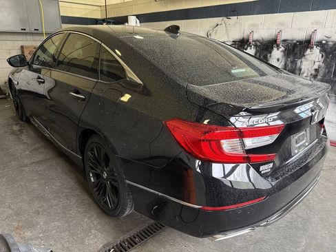 Used 2018 Honda Accord Touring image 3