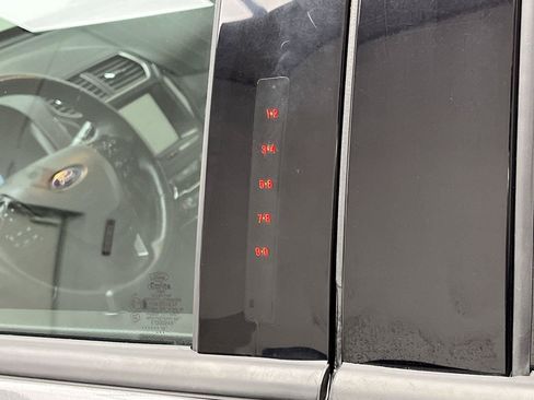Used 2018 Ford Explorer XLT w/ Equipment Group 202A AWD/4WD image 9