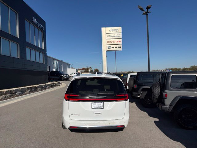 Used 2021 Chrysler Pacifica Touring-L FWD image 4