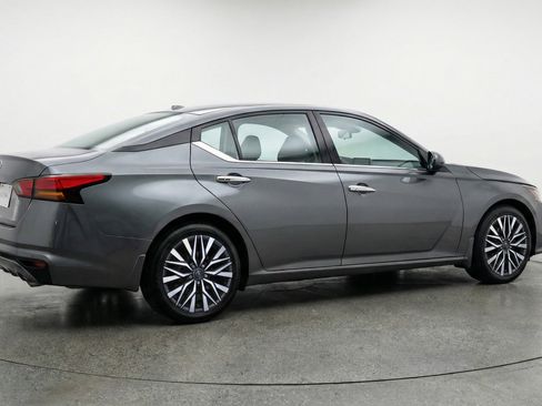 Used 2025 Nissan Altima 2.5 SV FWD image 9