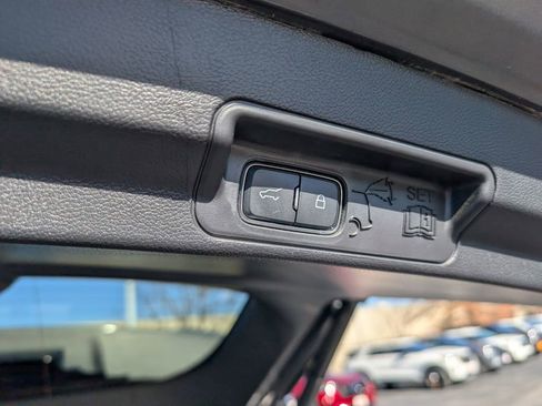 Used 2022 Ford Explorer XLT w/ Equipment Group 202A image 10