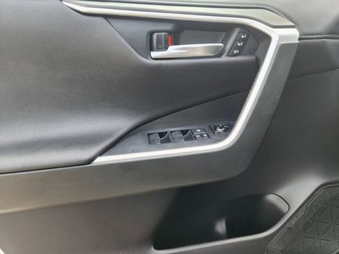 Used 2020 Toyota RAV4 Limited image 17