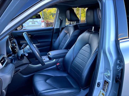 Used 2022 Toyota Highlander XLE image 7
