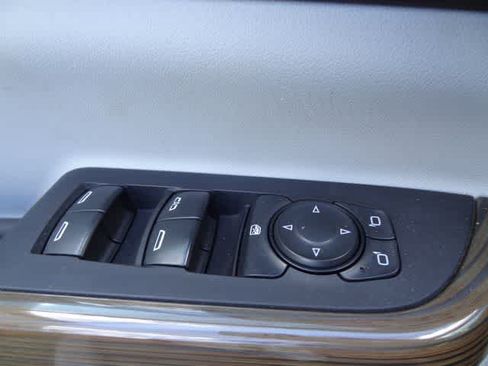 Used 2023 GMC Acadia SLE w/ Driver Convenience Package FWD image 16