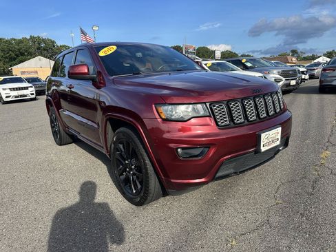 Used 2019 Jeep Grand Cherokee Altitude AWD/4WD image 3