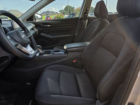 Used 2025 Nissan Altima 2.5 SV FWD image 12