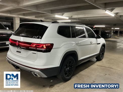 Used 2024 Volkswagen Atlas Peak Edition SE image 4
