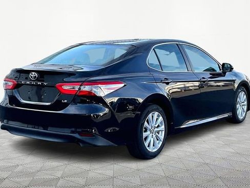 Used 2018 Toyota Camry LE image 5