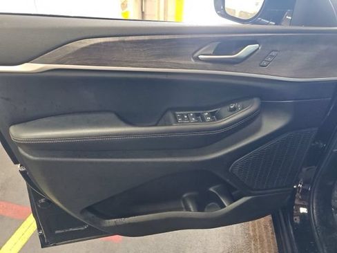 Used 2023 Jeep Grand Cherokee Limited AWD/4WD image 12