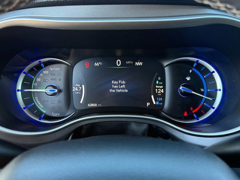 Used 2024 Chrysler Pacifica Select image 19