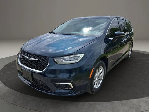 Used 2023 Chrysler Pacifica Touring-L FWD image 2