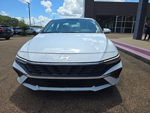 Used 2024 Hyundai Elantra SEL FWD image 8
