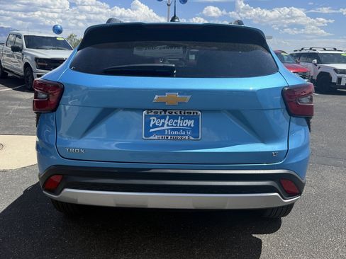 Used 2025 Chevrolet Trax LT FWD image 6