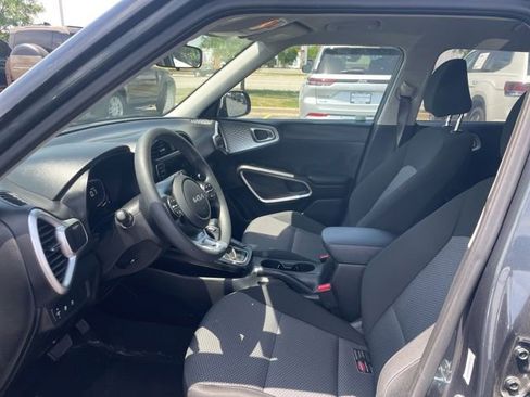 Used 2025 Kia Soul LX w/ LX Technology Package FWD image 8