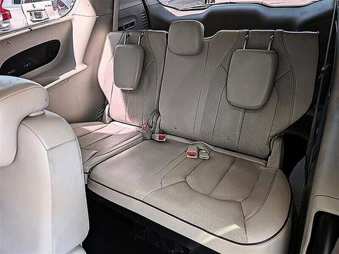 Used 2017 Chrysler Pacifica Limited w/ UConnect Theater Package FWD image 26