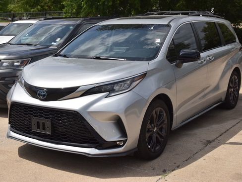 Used 2023 Toyota Sienna XSE w/ XSE Plus Package FWD image 2