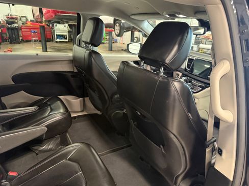 Certified 2023 Chrysler Pacifica Touring-L FWD image 15