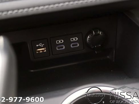 Used 2023 Toyota Highlander XLE FWD image 25