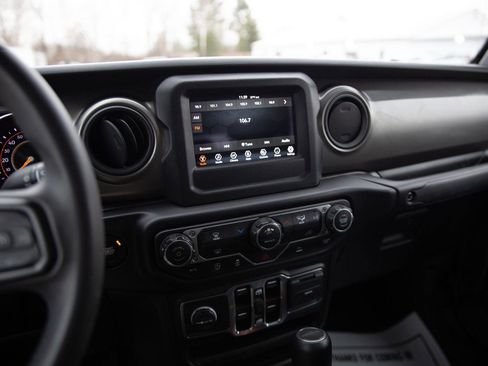 Used 2023 Jeep Gladiator Sport image 13