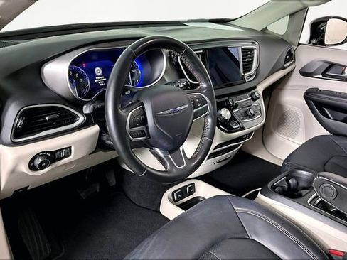 Used 2020 Chrysler Pacifica Touring-L Plus image 16