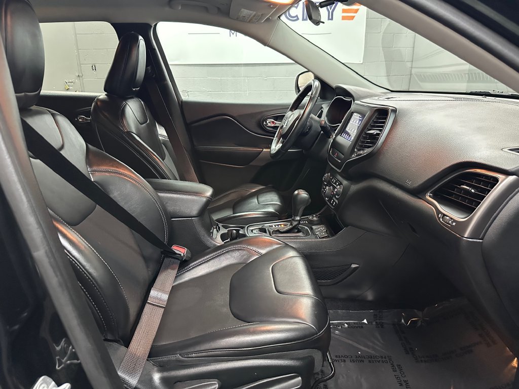 Used 2019 Jeep Cherokee Latitude Plus w/ Cold Weather Group AWD/4WD image 20