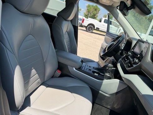 Used 2022 Toyota Highlander XLE AWD/4WD image 42