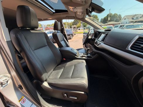 Used 2019 Toyota Highlander XLE AWD/4WD image 14