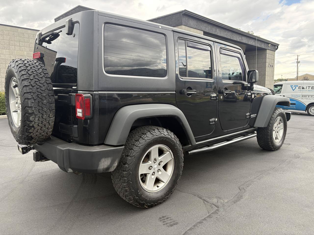 Used 2012 Jeep Wrangler Unlimited Rubicon w/ Dual Top Group AWD/4WD image 5