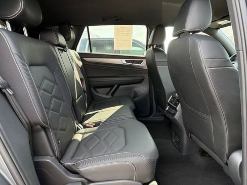 Used 2025 Volkswagen Atlas Cross Sport SE AWD/4WD image 29