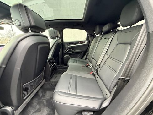 Used 2024 Porsche Cayenne Coupe AWD/4WD image 21