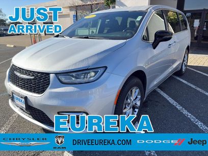 New 2026 Chrysler Pacifica Select