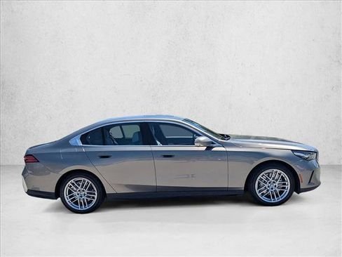 Certified 2024 BMW 530i xDrive w/ Premium Package AWD/4WD image 4
