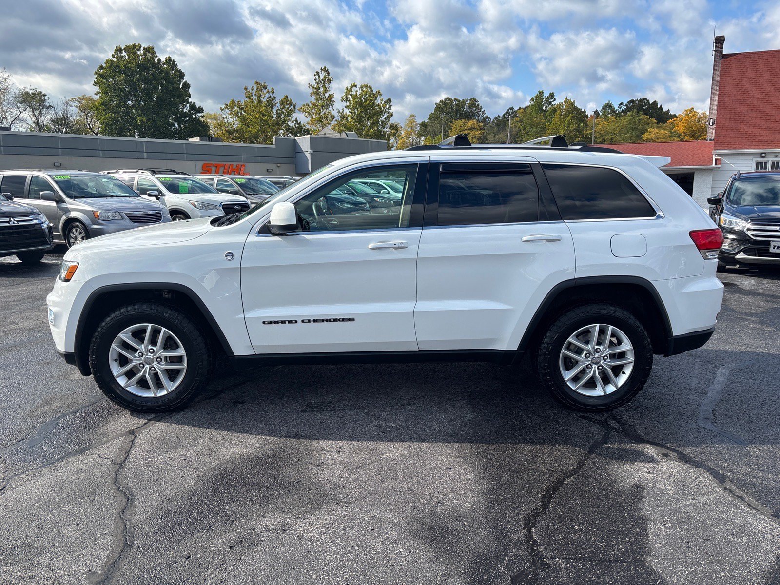 Used 2017 Jeep Grand Cherokee Laredo w/ Quick Order Package 23E AWD/4WD image 4