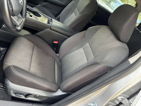 Used 2025 Nissan Rogue SV FWD image 32