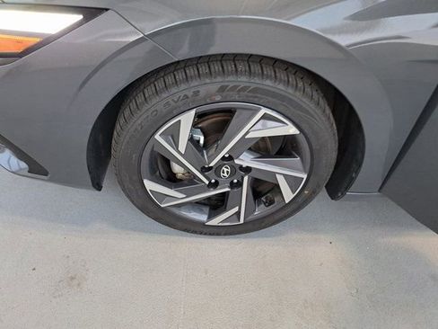 Used 2025 Hyundai Elantra Limited FWD image 27