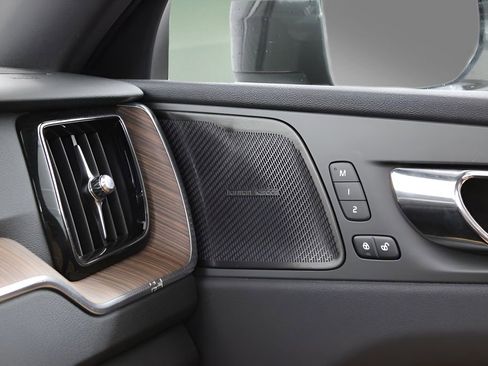 Used 2019 Volvo XC60 T5 Momentum w/ Multimedia Package image 22