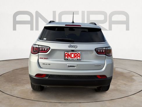 Used 2025 Jeep Compass Latitude AWD/4WD image 9