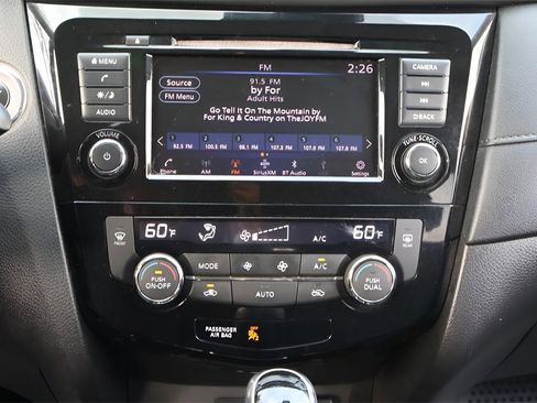 Used 2019 Nissan Rogue SV image 16
