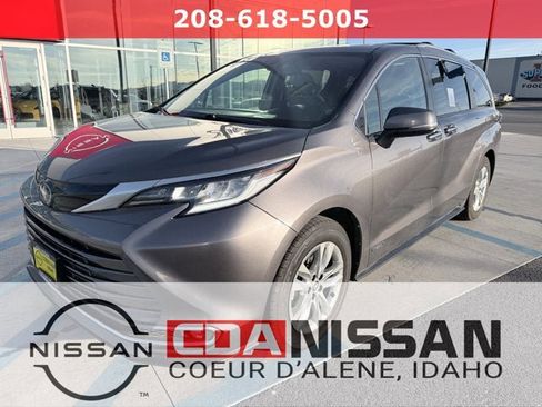 Used 2021 Toyota Sienna Limited image 1