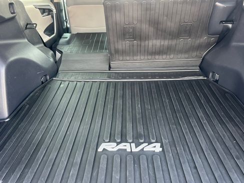 Used 2022 Toyota RAV4 XLE Premium image 16