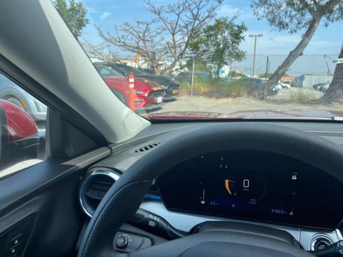 Used 2025 Chevrolet Trax LT FWD image 35