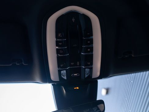 Certified 2025 Porsche Macan AWD/4WD image 10